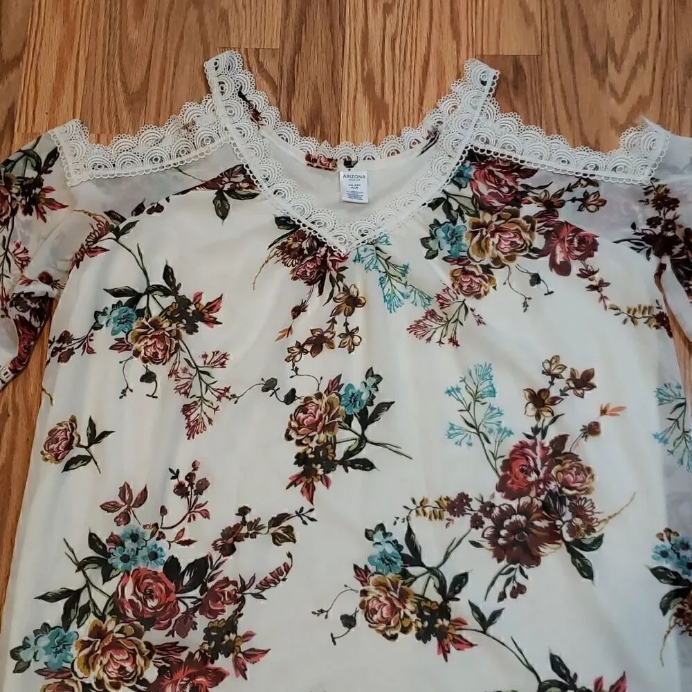 Pretty Cold Shoulder Blouse, lace - Picture 2 of 7